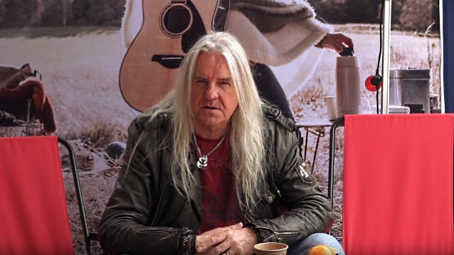 Vocalista do Saxon, Biff Byford divulga o álbum solo School of Hard Knocks