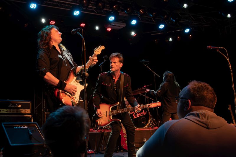 Joey Belladonna with The Clarks in de Pul, Uden- 21 december 2024 - © Martin de Groot