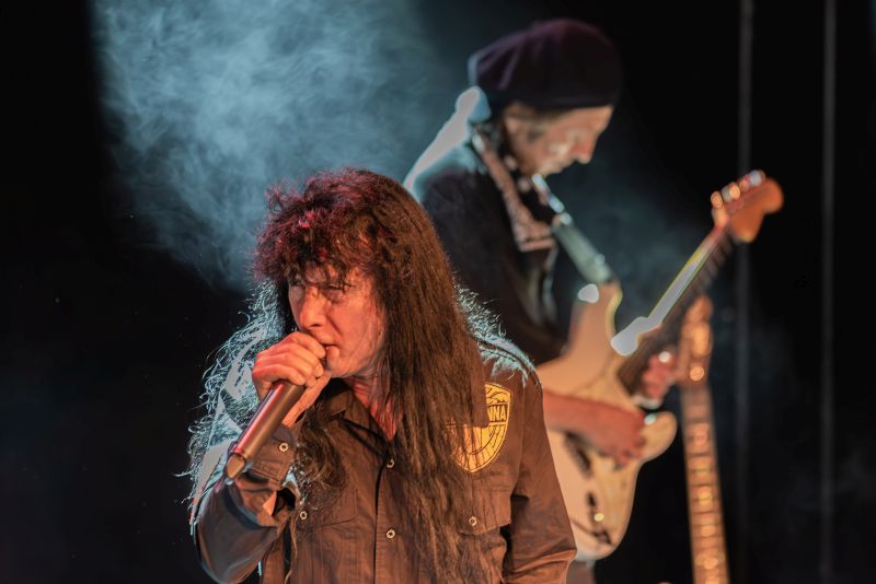 Joey Belladonna with The Clarks in de Pul, Uden- 21 december 2024 - © Martin de Groot