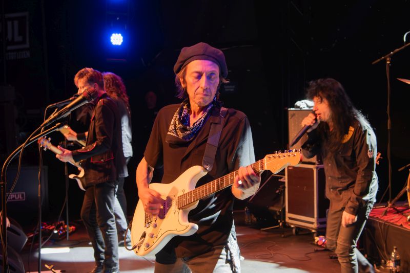 Joey Belladonna with The Clarks in de Pul, Uden- 21 december 2024 - © Martin de Groot