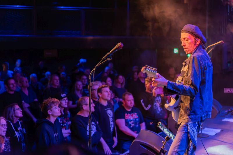 Joey Belladonna with The Clarks in de Pul, Uden- 21 december 2024 - © Martin de Groot