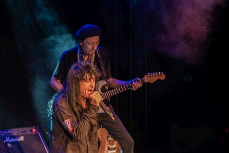 Joey Belladonna with The Clarks in de Pul, Uden- 21 december 2024 - © Martin de Groot