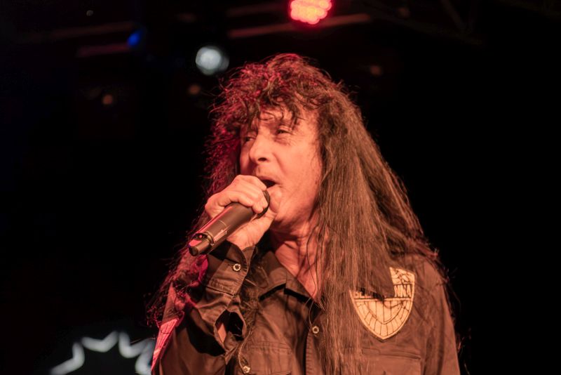 Joey Belladonna with The Clarks in de Pul, Uden- 21 december 2024 - © Martin de Groot